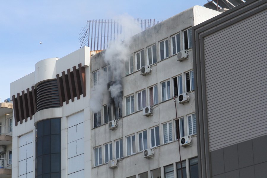 Antalya'da 7 katlı apartmanda çıkan yangın korkuttu
