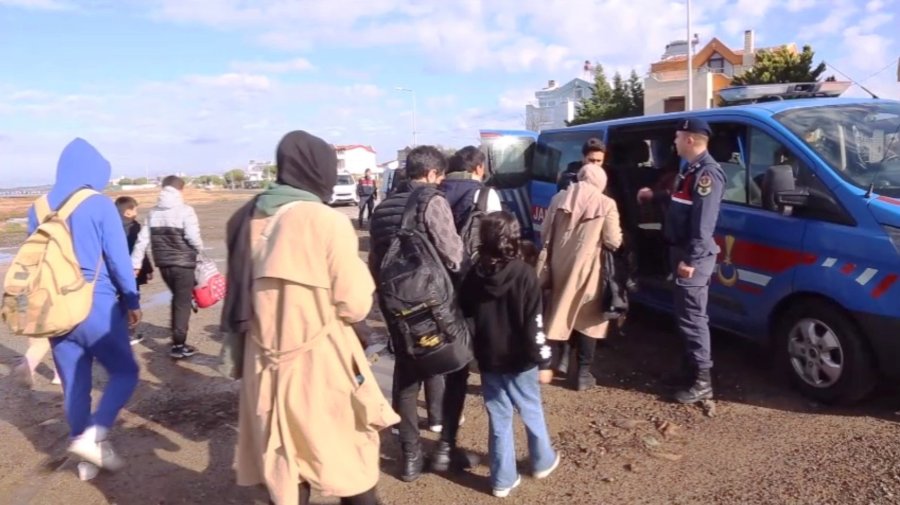 Ayvalık’ta 36 göçmen jandarmadan kaçamadı