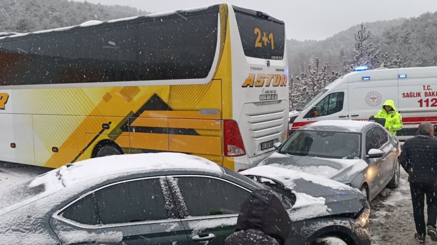 Bolu'da kar yağışı sebebiyle kayganlaşan yolda 6 araç zincirleme kazaya karıştı