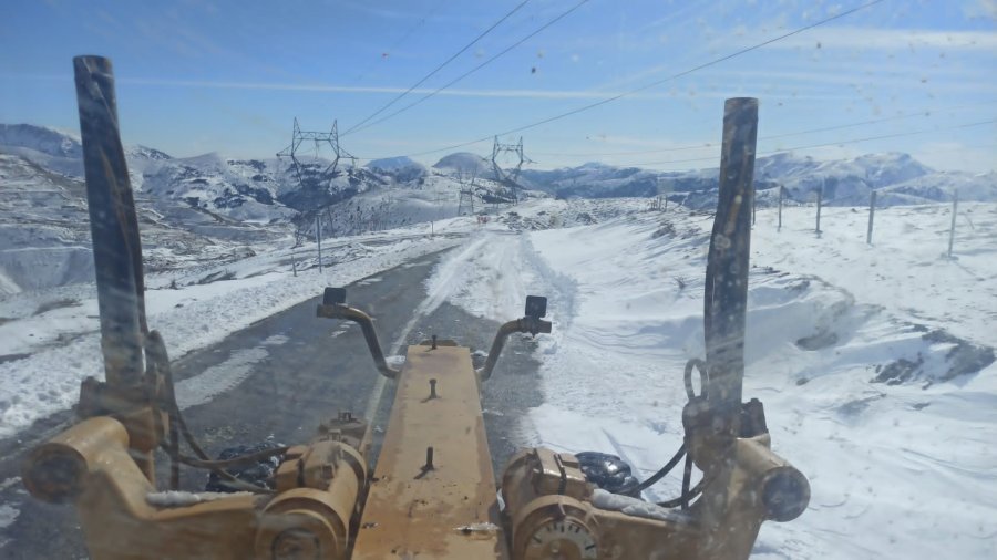 Okullar açılmadan Toros Dağları'nın karlı yolları açıldı
