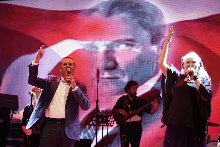 Teferic Şenlikleri'nde Suzan Kardeş ve Mesut Ergin’den İzmir Marşı sürprizi